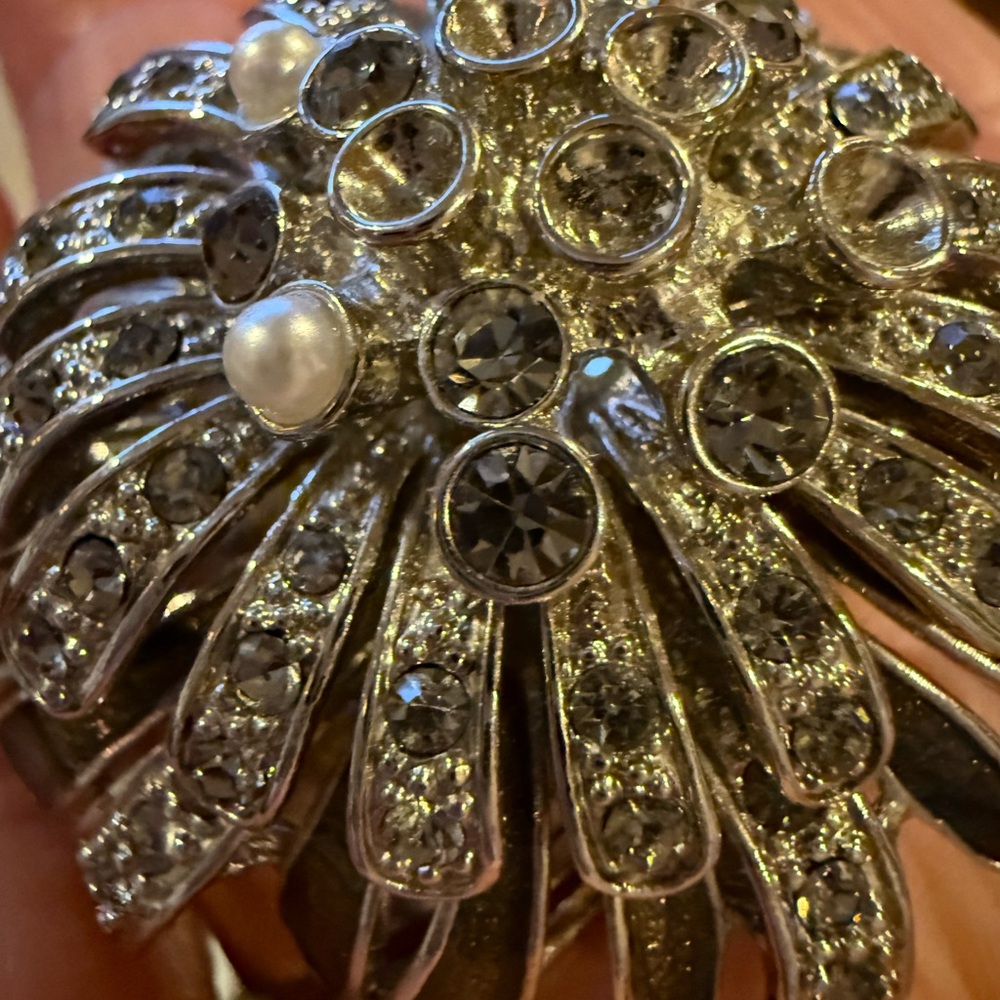 Vintage Brooch Rhinestone and Pearl Silver - Picture 6 of 10